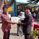 secara simbolis penyerahan buku dari siswa kelas XII kepada Kepala Sekolah SMA Negeri 1 Bukit