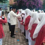 Kepala SMA Negeri 1 Bukit Serahkan Santunan kepada 60 Siswa Yatim Piatu, Sekaligus Menutup Kegiatan Dinul Islam