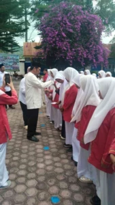 Kepala SMA Negeri 1 Bukit Serahkan Santunan kepada 60 Siswa Yatim Piatu, Sekaligus Menutup Kegiatan Dinul Islam