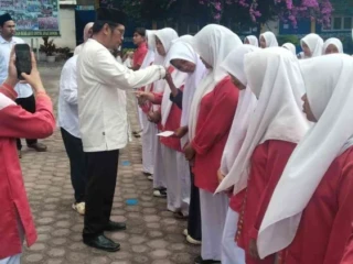 Kepala SMA Negeri 1 Bukit Serahkan Santunan kepada 60 Siswa Yatim Piatu, Sekaligus Menutup Kegiatan Dinul Islam