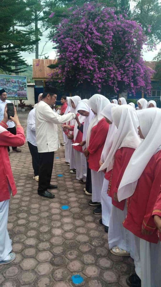 Kepala SMA Negeri 1 Bukit Serahkan Santunan kepada 60 Siswa Yatim Piatu