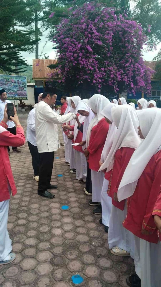 Kepala SMA Negeri 1 Bukit Serahkan Santunan kepada 60 Siswa Yatim Piatu, Sekaligus Menutup Kegiatan Dinul Islam