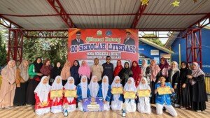 PENYERAHAN PIAGAM ANEKA PRESTASI SISWA KE SEKOLAH
