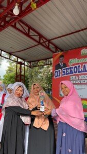 foto pembagian hadiah Cipta Puisi Juara 1, Audio terbaik 1, Debat Bahasa Indonesia dan Bahasa Inggris