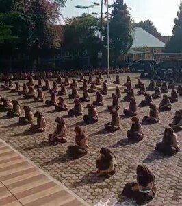 Siswa kelas XII sedang berdoa bersama untuk kelancaran persiapan TKA ( foto Tazkir)