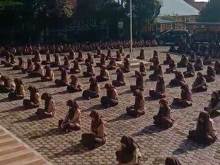 Siswa kelas XII sedang berdoa bersama untuk kelancaran persiapan TKA ( foto Tazkir)
